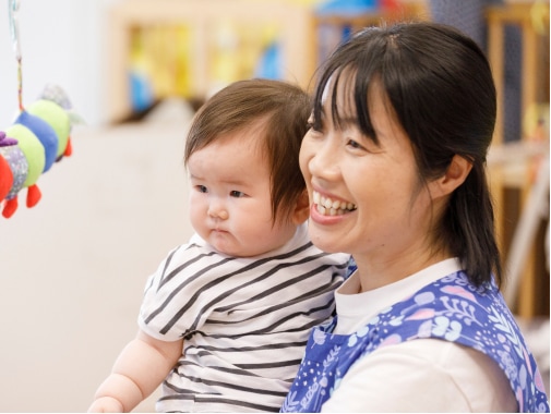 子どもを抱っこする職員の様子