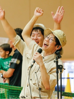 イベントで盛り上がる職員の様子