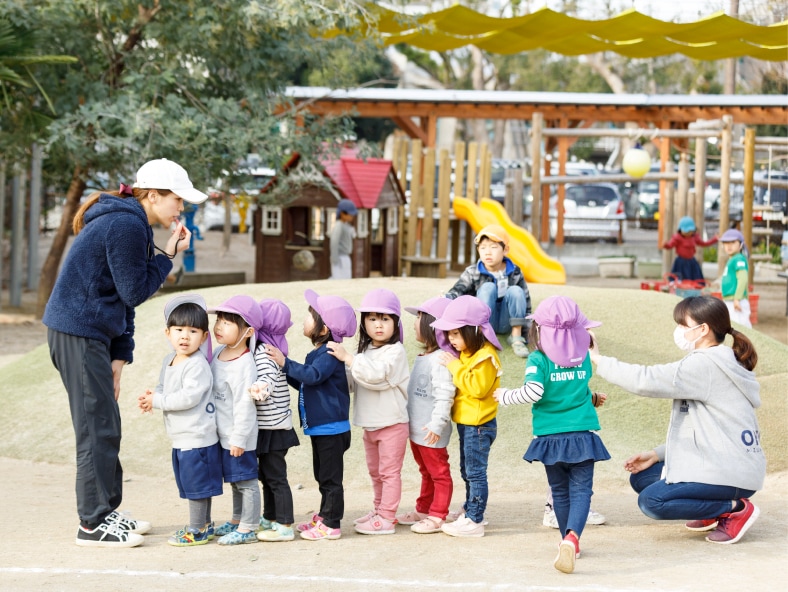 園庭で子どもたちを見守る園見学の様子