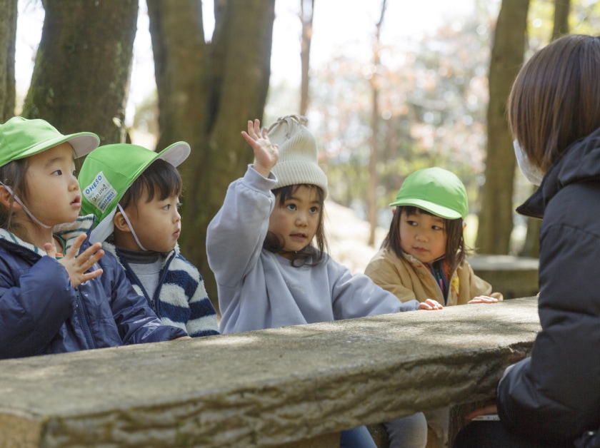 保育イベントで子どもたちを見守る学生の様子