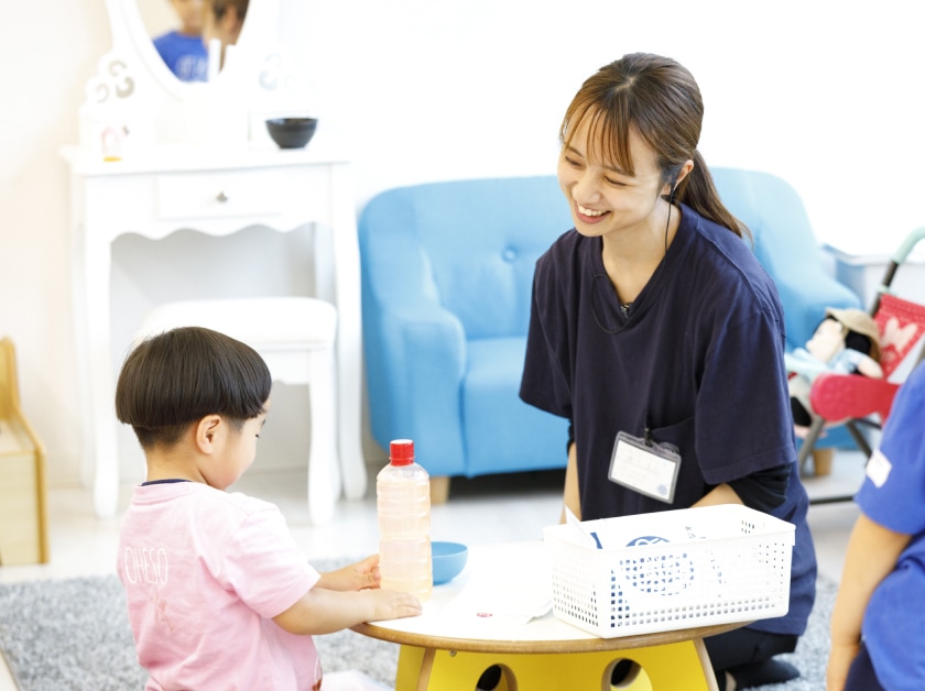 保育実習で子どもと関わる学生の様子