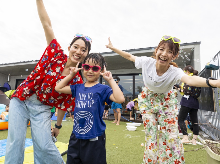 実習生が子どもたちと楽しく遊ぶ様子