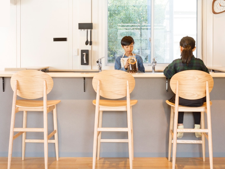 ブックカフェでくつろぐ子どもたちの様子