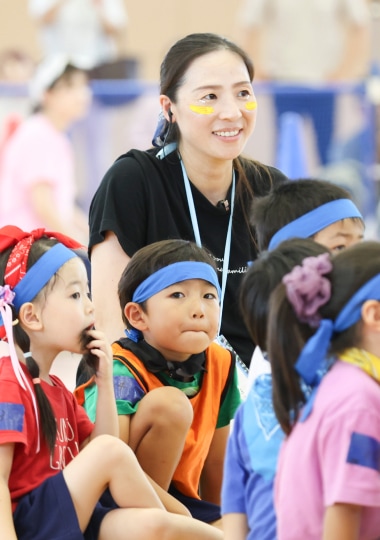 運動会を楽しんでいる子どもと笑顔の職員