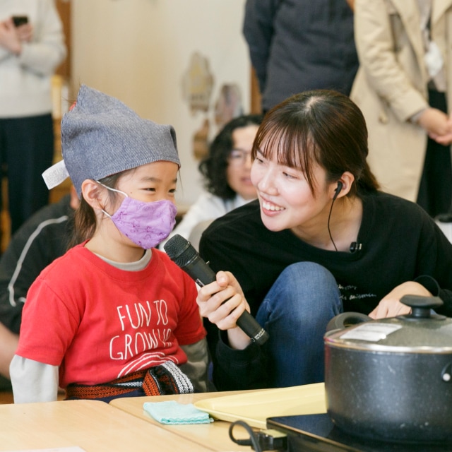 子どもにインタビューする職員と、答える子ども