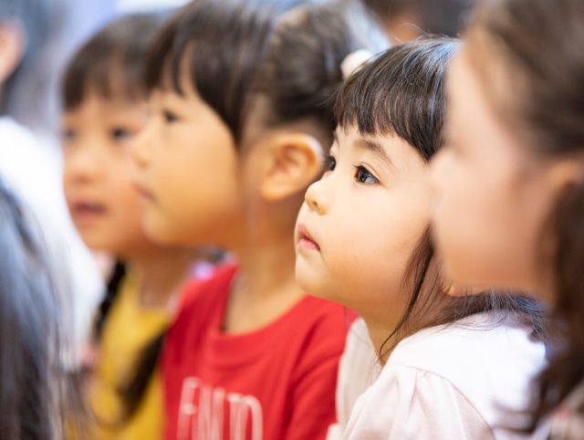 こどもが真剣に学ぶ様子