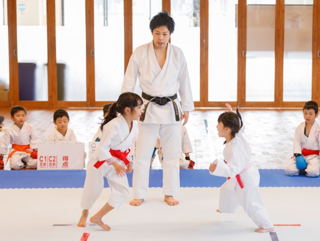 子どもたちが空手道に取り組む様子