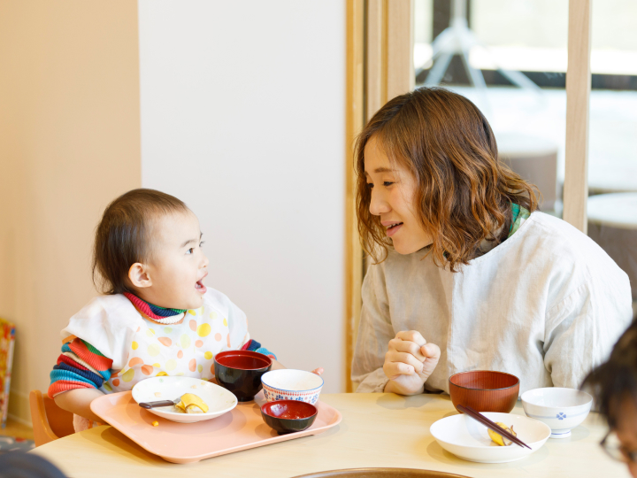 おへそに子どもを預けながら働く職員の様子